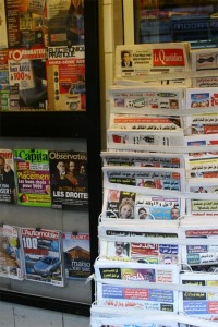 Periodicos y revistas árabes y francesas en Túnez (Foto flickr de tomfong)