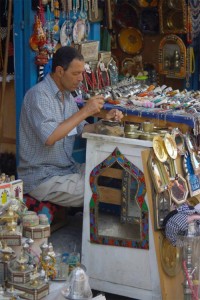 centros_tunez Artesano del cobre en Túnez (Foto Flickr de guido camici)