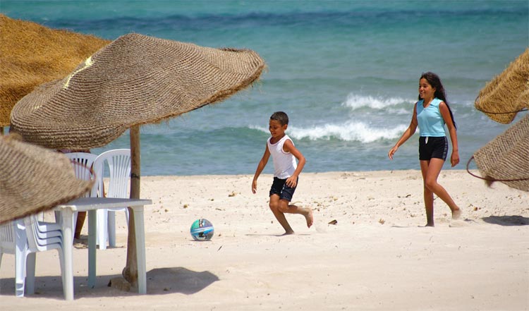 Las playas de Túnez son un buen lugar para los juegos familiares (Foto Flickr de sidick_sousse)